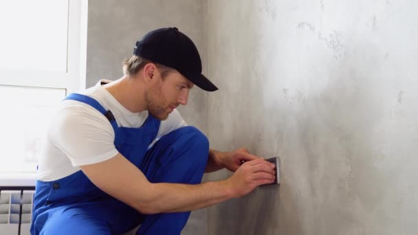 Elektriker Blauen Overalls Installiert Eine Steckdose Einem Neuen Haus — Stockvideo