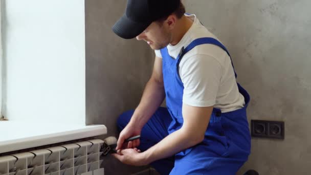 Jonge Knappe Professionele Loodgieter Die Verwarming Radiator Installeert Een Lege — Stockvideo