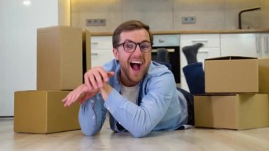 Genç adam ya da programcı yeni evine taşınıyor..