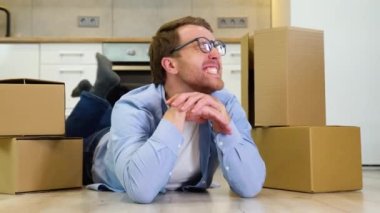 Mutlu kiracı eve taşınıp dinleniyor. Geceleri temiz hava soluyor..