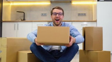Genç adam ya da programcı yeni evine taşınıyor.