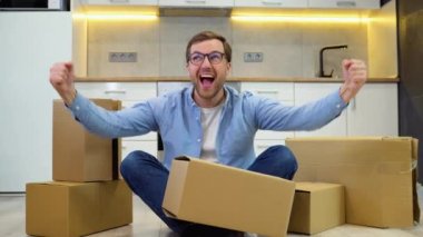 Genç adam ya da programcı yeni evine taşınıyor.