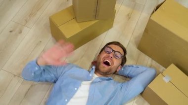 Serbest çalışan genç bir adam ya da programcı yeni bir apartmana taşınıyor..