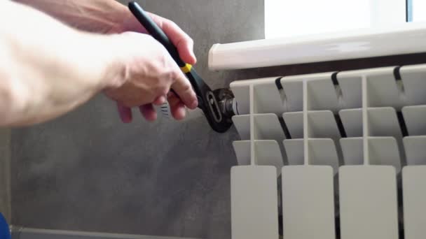 Close Mężczyzna Hydraulik Mocowanie Grzejnik Ogrzewanie Pomocą Klucza Domu — Wideo stockowe