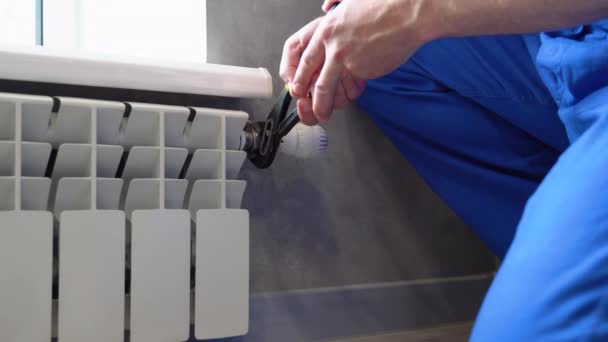 Close Van Mannelijke Loodgieter Fixing Verwarming Radiator Met Behulp Van — Stockvideo