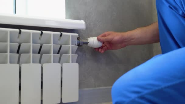 Klempner Ändert Die Temperatur Mit Einem Ventil Heizkörper Auf Eine — Stockvideo