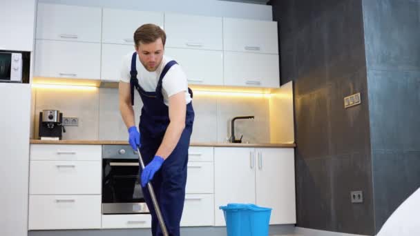 Homem Como Profissional Limpeza Piso Lavagem Uniforme Azul Com Vara — Vídeo de Stock