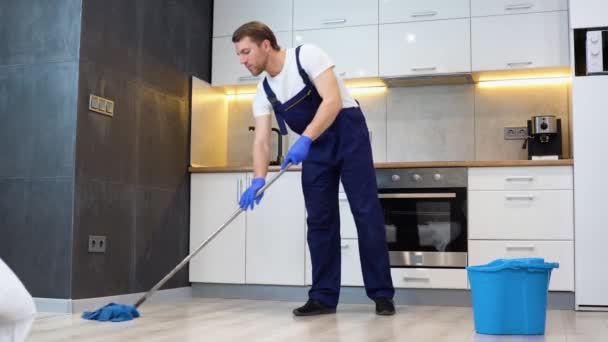 Nízké Část Osoby Utírání Podlahy Mopem Místnosti Kuchyně — Stock video