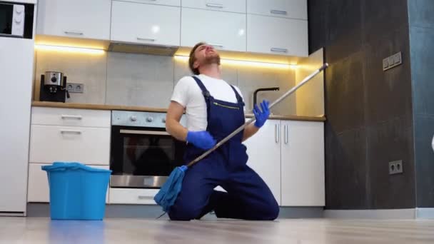 Vtipný Veselý Profesionální Čistič Mop Vyobrazení Hraje Kytaru Během Přestávky — Stock video