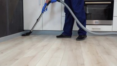 Evde Elektrikli süpürgeyle Yerleri Temizleyen İşçi