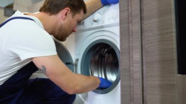 Kirli mühürleri çamaşır makinesinden temizleyen adam, yakın plan.