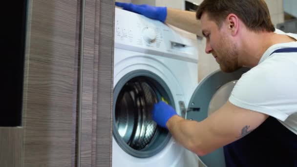 Bărbat Mănuși Albastre Curăță Sigiliu Cauciuc Murdar Mucegăit Mașină Spălat — Videoclip de stoc