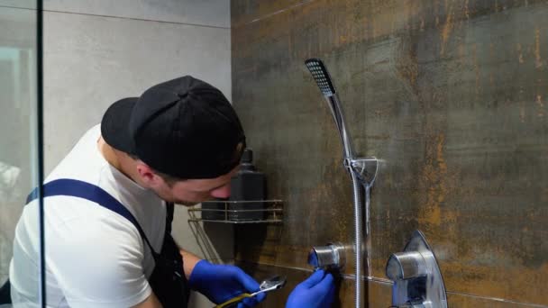 Νεαρός Υδραυλικός Εργαλεία Επισκευάζει Βρύση Στο Ντους — Αρχείο Βίντεο