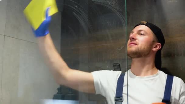 Trabajador Profesional Limpia Vidrio Ducha Servicio Limpieza Baños Del Hotel — Vídeos de Stock