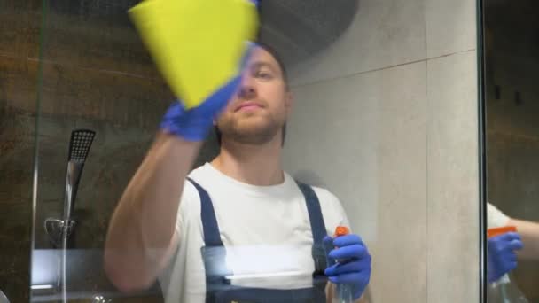Facharbeiter Reinigt Glas Der Dusche Reinigungsservice Für Hotelbadezimmer Reinigungsdienst — Stockvideo