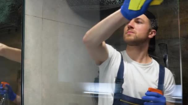 Arbetstagarens Hand Gummiskyddshandske Med Trastvätt Och Polering Duschkabindörrar Vårens Allmänna — Stockvideo