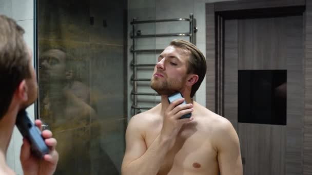 Jovem Barbeando Olhando Espelho — Vídeo de Stock