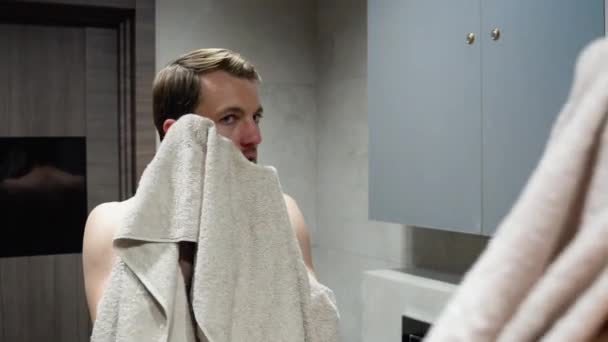 Mężczyzna Wyciera Twarz Ręcznikiem Goleniu — Wideo stockowe