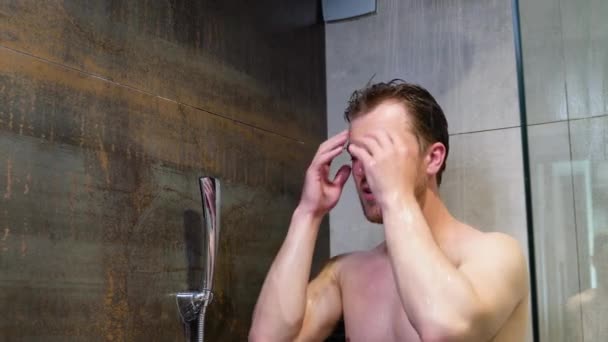Homem Tomando Chuveiro Lavar Cabelo Com Shampoo Produto Debaixo Água — Vídeo de Stock