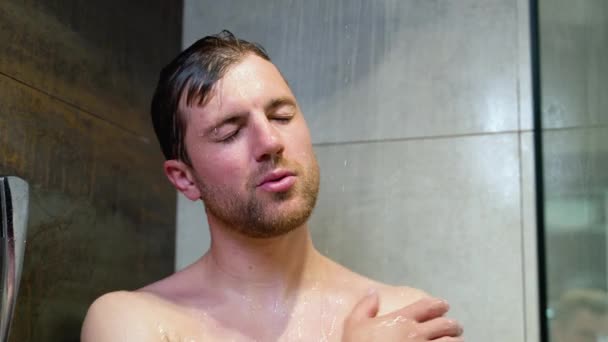Retrato Homem Bonito Tomando Uma Cabeça Lavagem Chuveiro Sob Queda — Vídeo de Stock