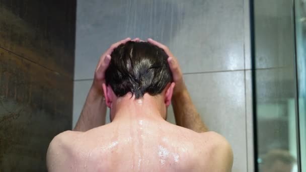 Hombre Desnudo Guapo Tomando Ducha Baño Del Hotel Vista Trasera — Vídeos de Stock