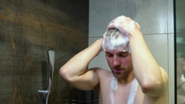 Muž Sprchovým Praní Vlasů Šamponem Produkt Pod Vodou Padající Luxusní — Stock video