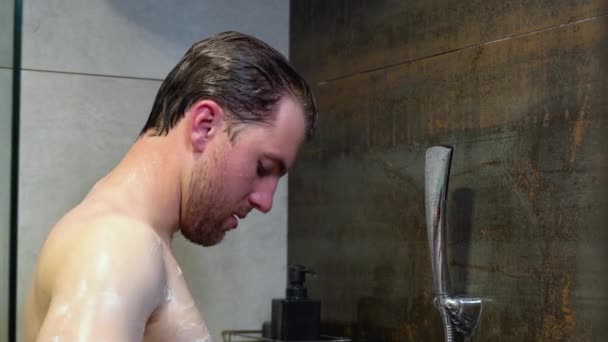 Bonito Homem Tomando Banho Banheiro Hotel Vista Traseira — Vídeo de Stock