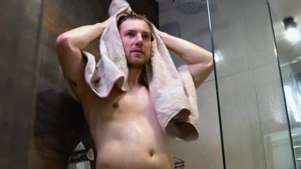 Homem Limpo Com Uma Toalha Depois Banho — Vídeo de Stock