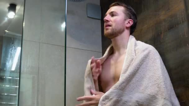 Homem Limpo Com Uma Toalha Depois Banho — Vídeo de Stock
