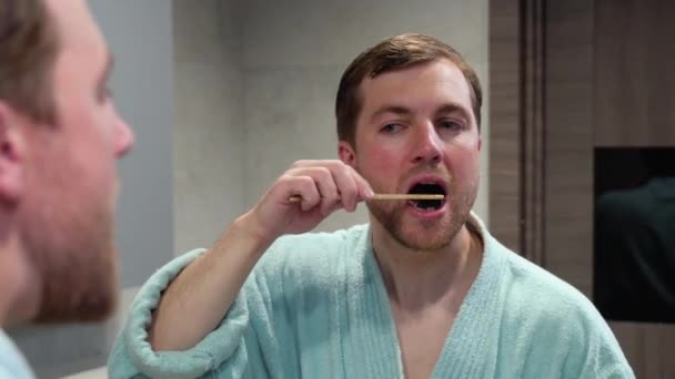 Człowiek Patrząc Lustro Szczotkowania Zębów Łazience Domu — Wideo stockowe