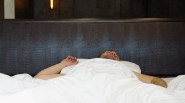 Yakışıklı Genç Adam Sabah Kalkıyor, Yataktan Kalkıyor, Yatak Odasının Penceresinden Güneş Parlıyor. İş Fırsatları, Başarılar, Maceralar İçin Hazır.