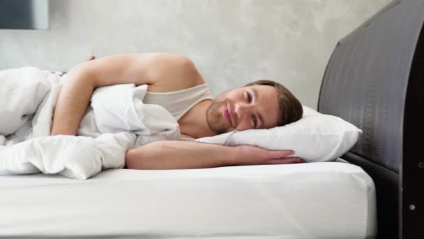 Yakışıklı Genç Adam Sabah Lüks Otel Odasında Uyanıyor — Stok video
