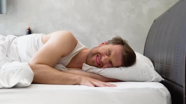 침대에 사람은 불면증 장애를 — 비디오