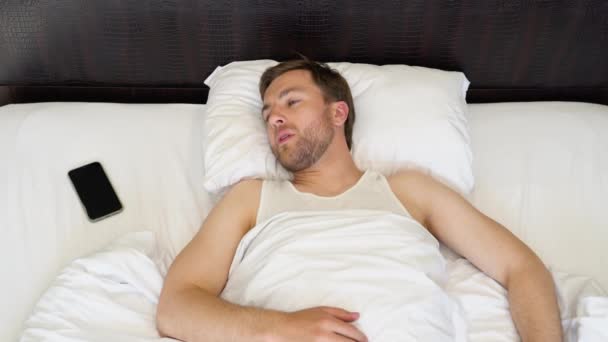 早上心情不好 睡梦中的男人躺在床上 哭泣着 特写镜头 — 图库视频影像