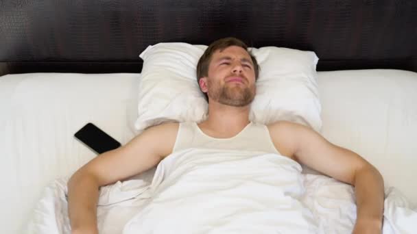 Pria Gelisah Bangun Dengan Sakit Kepala Berbaring Tempat Tidur Pagi — Stok Video