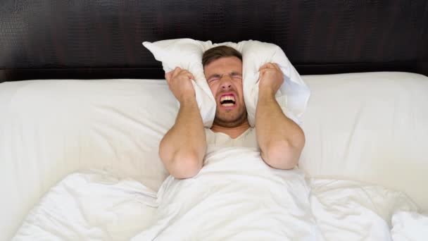 Μεσήλικας Άντρας Ξυπνά Πρωί Πονοκέφαλο Στρεσαρισμένος Άντρας Ξαπλωμένος Στο Κρεβάτι — Αρχείο Βίντεο