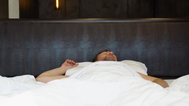 Yakışıklı Genç Adam Sabah Kalkıyor Yataktan Kalkıyor Yatak Odasının Penceresinden — Stok video