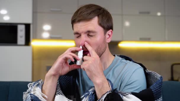 Seorang Pria Menggunakan Semprotan Hidung Untuk Hidung Dan Kemacetan Sofa — Stok Video