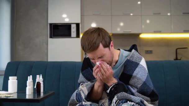 Hombre Con Una Fuerte Secreción Nasal Estornuda Sofá — Vídeo de stock