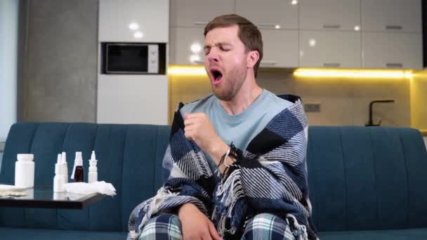 家で若い男を咳 — ストック動画