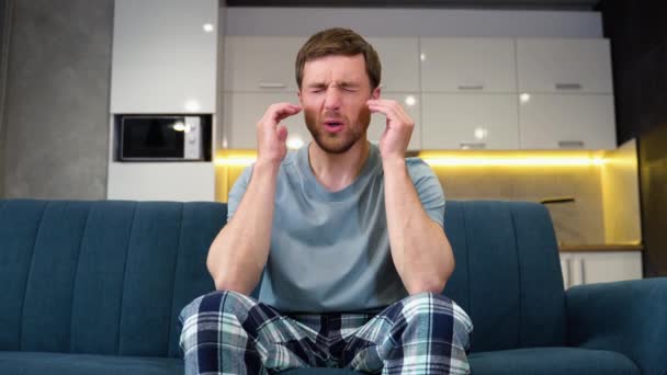 Junger Mann Der Nach Einem Anstrengenden Arbeitstag Kopfschmerzen Hat Hause — Stockvideo