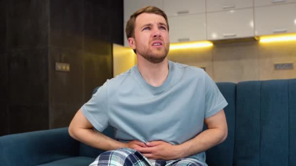 Man Houdt Aan Rechterkant Met Symptomen Van Appendicitis — Stockvideo