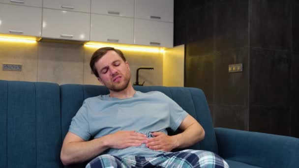 Hombre Sufriendo Dolor Estómago Sentado Sofá Sala Estar Casa — Vídeo de stock