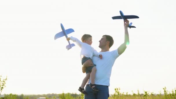 Familia Feliz Niño Papá Con Avión Juegan Juntos Atardecer Parque — Vídeo de stock