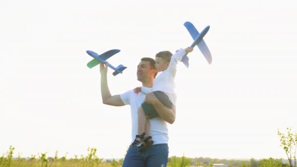 Famiglia Felice Bambino Papà Con Aeroplano Giocare Insieme Tramonto Nel — Video Stock