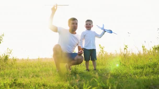Papá Hijo Jugando Juntos Aire Libre Con Aviones Juguete Día — Vídeo de stock