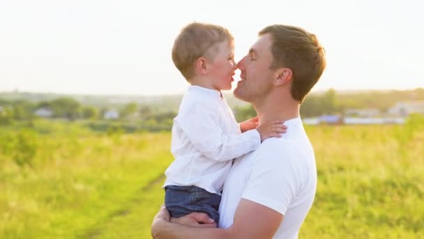 Feliz Papá Abrazando Pequeño Hijo Parque Padre Hijo Aire Libre — Vídeo de stock