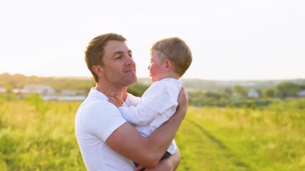 Szczęśliwy Tata Przytulający Jej Synka Parku Ojciec Syn Zewnątrz Uśmiechnięci — Wideo stockowe