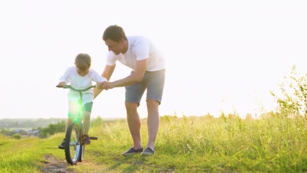 Ayah Keluarga Bahagia Mengajarkan Anak Laki Laki Untuk Naik Sepeda — Stok Video