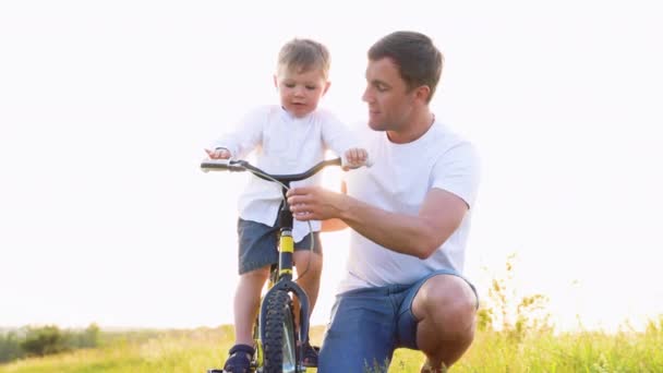 Far Lære Sin Lille Søn Cykle – Stock-video